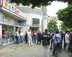 Wartende Fans vor der Roman-Boutique