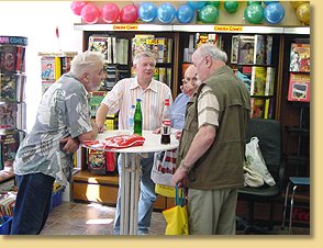 Fans in der Roman-Boutique
